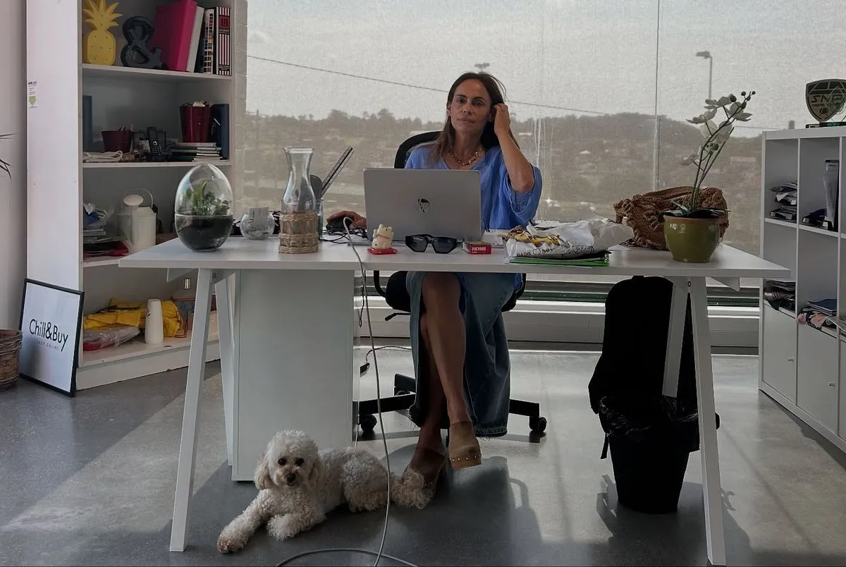 Pergamin pod ultrafioletem z nałożonymi warstwami tekstu