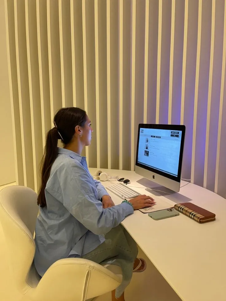 Ślady dawnych logotypów pod światłem UV